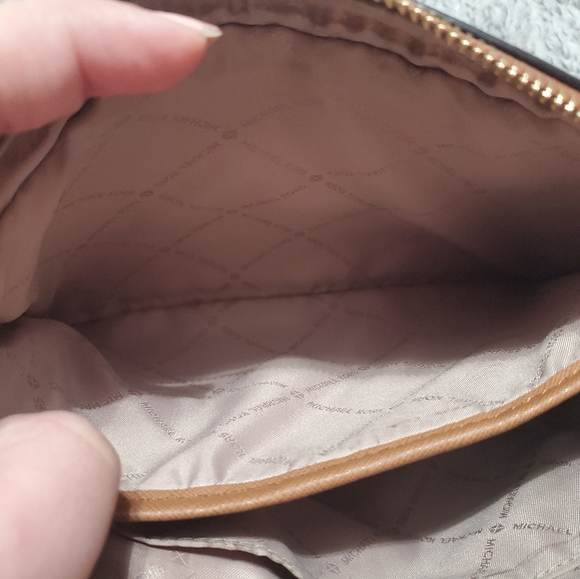 Michael Kors crossbody purse and wallet. Open to offers - Picture 7 of 8
